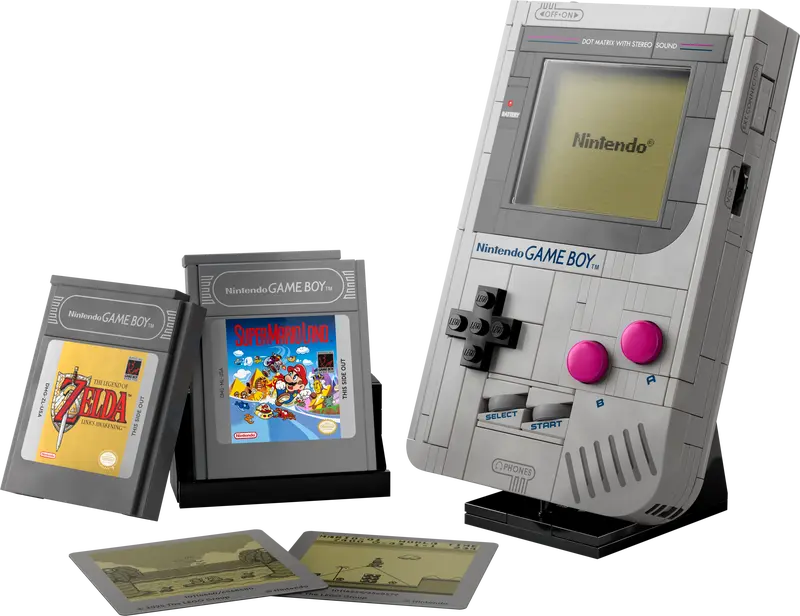 Anpassningsbar, klossbyggd Game Boy™ kopia Bygg en nästan fullskalig kopia av originalsystemet Game Boy™ från Nintendo® och visa upp din skapelse på det byggbara stället.