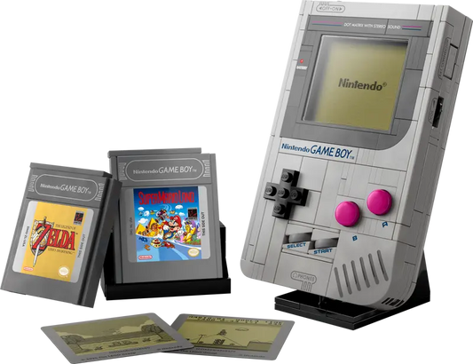 Anpassningsbar, klossbyggd Game Boy™ kopia Bygg en nästan fullskalig kopia av originalsystemet Game Boy™ från Nintendo® och visa upp din skapelse på det byggbara stället.